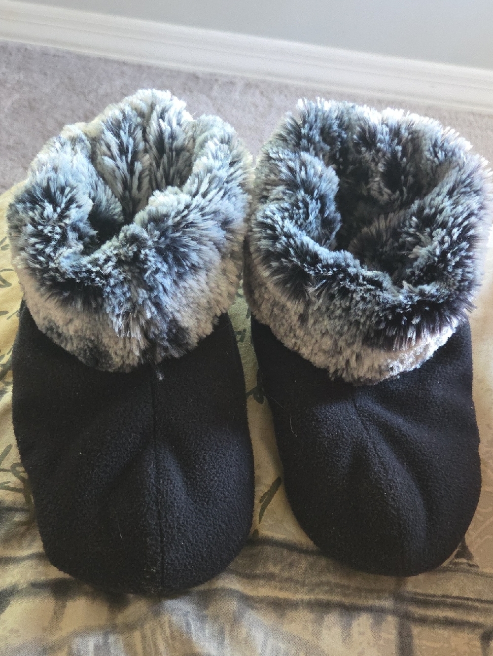 Cabernet Cozy Faux Fur Slippers Black Gray XL House Shoes